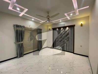 10 MARLA BEAUTIFUL FULL HOUSE FOR RENT BAHRIA TOWN LAHORE