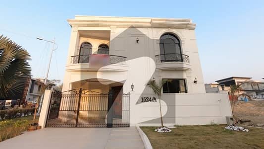 ایم پی سی ایچ ایس - بلاک سی 1 ایم پی سی ایچ ایس ۔ ملٹی گارڈنز,بی ۔ 17,اسلام آباد میں 4 کمروں کا 5 مرلہ مکان 4.1 کروڑ میں برائے فروخت۔