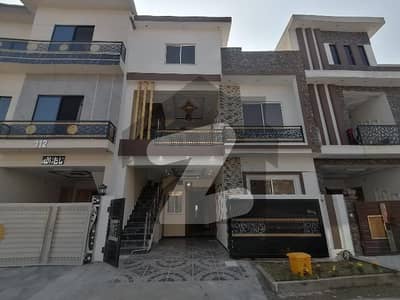 Prime Location In Caltex Road Of Caltex Road, A 5 Marla House Is Available