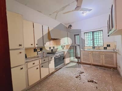 ایف ۔ 10 اسلام آباد میں 3 کمروں کا 1 کنال بالائی پورشن 1.6 لاکھ میں کرایہ پر دستیاب ہے۔