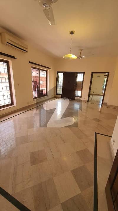 ایف ۔ 8 اسلام آباد میں 6 کمروں کا 1 کنال مکان 7.0 لاکھ میں کرایہ پر دستیاب ہے۔