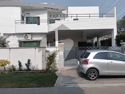 عسکری 10 - سیکٹر اے عسکری 10,عسکری,لاہور میں 4 کمروں کا 10 مرلہ مکان 5.5 کروڑ میں برائے فروخت۔