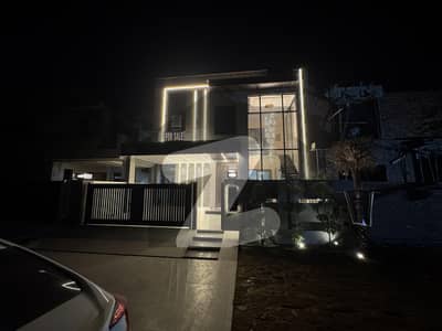 ڈی ایچ اے فیز 8 ڈیفنس (ڈی ایچ اے),لاہور میں 4 کمروں کا 10 مرلہ مکان 4.85 کروڑ میں برائے فروخت۔