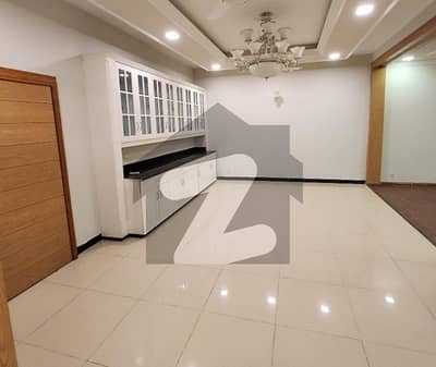 ایف ۔ 7 اسلام آباد میں 6 کمروں کا 2 کنال مکان 9.5 لاکھ میں کرایہ پر دستیاب ہے۔