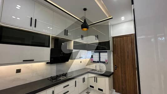 بحریہ ٹاؤن لاہور میں 3 کمروں کا 10 مرلہ مکان 2.9 کروڑ میں برائے فروخت۔