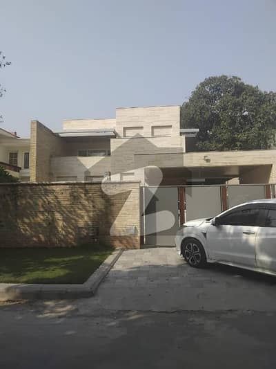 ایف ۔ 8 اسلام آباد میں 5 کمروں کا 1 کنال مکان 9.0 لاکھ میں کرایہ پر دستیاب ہے۔