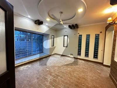 ڈی ایچ اے ڈیفینس فیز 2 ڈی ایچ اے ڈیفینس,اسلام آباد میں 6 کمروں کا 1 کنال مکان 2.7 لاکھ میں کرایہ پر دستیاب ہے۔