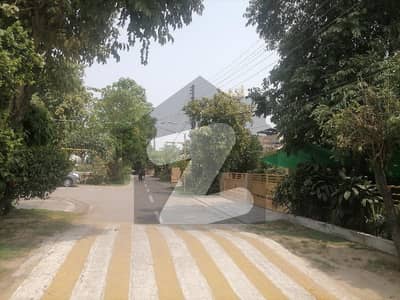 ایڈن ایونیو ایکسٹینشن لاہور میں 4 کمروں کا 10 مرلہ مکان 1.3 لاکھ میں کرایہ پر دستیاب ہے۔