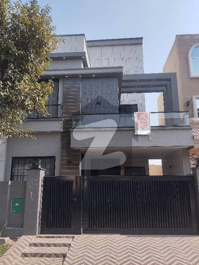 بحریہ ٹاؤن سیکٹر سی بحریہ ٹاؤن,لاہور میں 4 کمروں کا 8 مرلہ مکان 3.0 کروڑ میں برائے فروخت۔