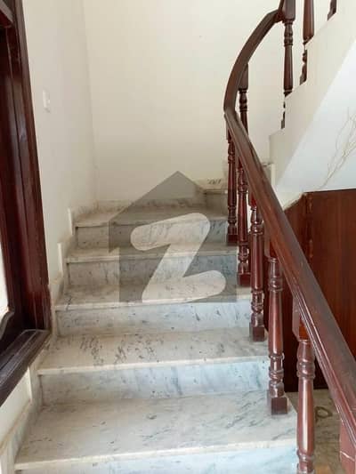 ایف ۔ 10 اسلام آباد میں 3 کمروں کا 1 کنال بالائی پورشن 1.55 لاکھ میں کرایہ پر دستیاب ہے۔