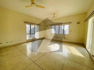 ایف ۔ 8 اسلام آباد میں 4 کمروں کا 1 کنال مکان 4.5 لاکھ میں کرایہ پر دستیاب ہے۔