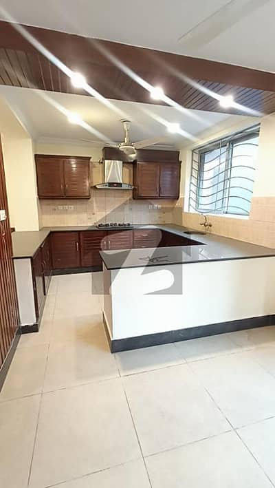 ایف ۔ 10 اسلام آباد میں 2 کمروں کا 1 کنال زیریں پورشن 1.5 لاکھ میں کرایہ پر دستیاب ہے۔