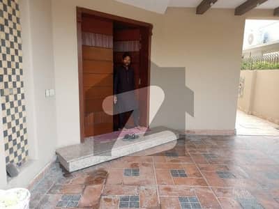 ڈی ایچ اے فیز 4 - بلاک ڈیڈی فیز 4,ڈیفنس (ڈی ایچ اے),لاہور میں 4 کمروں کا 10 مرلہ مکان 2.25 لاکھ میں کرایہ پر دستیاب ہے۔