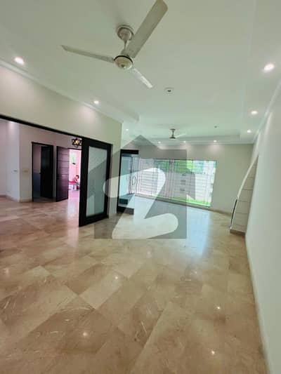 ڈی ایچ اے فیز 5 ڈیفنس (ڈی ایچ اے),لاہور میں 4 کمروں کا 10 مرلہ مکان 5.25 کروڑ میں برائے فروخت۔