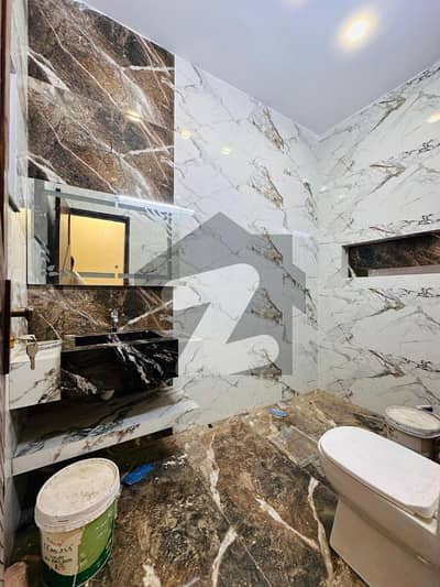 بش ایگزیکٹو ولاز ملتان میں 5 کمروں کا 10 مرلہ مکان 1.4 لاکھ میں کرایہ پر دستیاب ہے۔