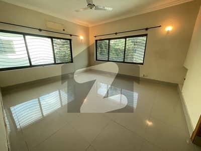 ایف ۔ 10 اسلام آباد میں 6 کمروں کا 1 کنال مکان 4.5 لاکھ میں کرایہ پر دستیاب ہے۔