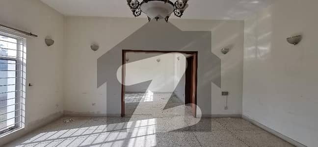 ایف ۔ 8 اسلام آباد میں 4 کمروں کا 1 کنال مکان 4.8 لاکھ میں کرایہ پر دستیاب ہے۔