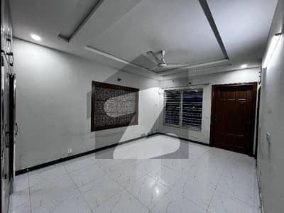 جی ۔ 13 اسلام آباد میں 6 کمروں کا 8 مرلہ مکان 1.9 لاکھ میں کرایہ پر دستیاب ہے۔