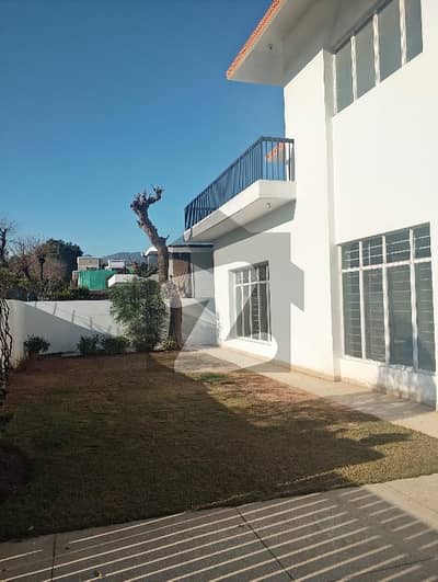 ایف ۔ 8 اسلام آباد میں 4 کمروں کا 1 کنال مکان 5.0 لاکھ میں کرایہ پر دستیاب ہے۔