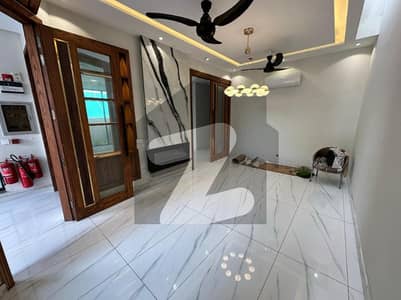 10 Marla Beautifully Design House For Rent In Park View City Lahore | For Discounted Price And Original Pictures Download The App "Signature Lands".