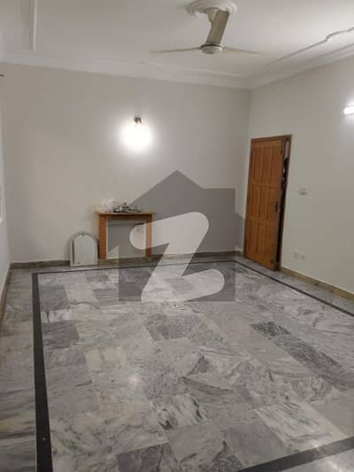 ایف ۔ 11 اسلام آباد میں 3 کمروں کا 1 کنال بالائی پورشن 1.6 لاکھ میں کرایہ پر دستیاب ہے۔