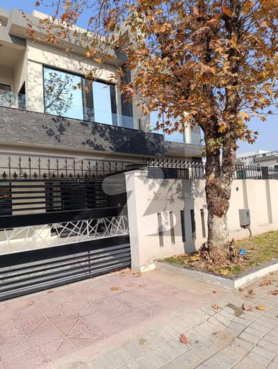 بحریہ ٹاؤن فیز 4 بحریہ ٹاؤن راولپنڈی,راولپنڈی میں 1 کنال مکان 9.5 کروڑ میں برائے فروخت۔