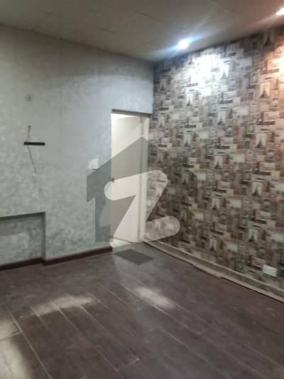 فیصل ٹاؤن لاہور میں 3 کمروں کا 10 مرلہ مکان 1.25 لاکھ میں کرایہ پر دستیاب ہے۔