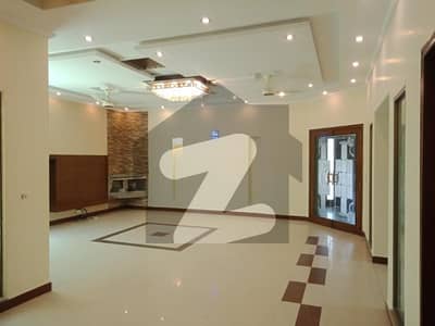 ڈی ایچ اے فیز 4 ڈیفنس (ڈی ایچ اے),لاہور میں 5 کمروں کا 1 کنال مکان 2.4 لاکھ میں کرایہ پر دستیاب ہے۔