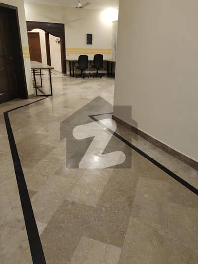 پی آئی اے مین بلیوارڈ لاہور میں 2 کنال عمارت 12.0 لاکھ میں کرایہ پر دستیاب ہے۔