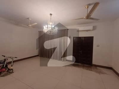 ڈی ایچ اے فیز 8 ڈی ایچ اے ڈیفینس,کراچی میں 5 کمروں کا 1 کنال مکان 5.5 لاکھ میں کرایہ پر دستیاب ہے۔