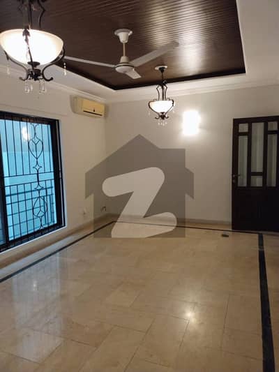 House triple story with swimming pool