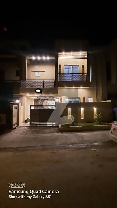 بحریہ ٹاؤن فیز 8 ۔ بلاک ایم بحریہ ٹاؤن فیز 8,بحریہ ٹاؤن راولپنڈی,راولپنڈی میں 4 کمروں کا 5 مرلہ مکان 1.85 کروڑ میں برائے فروخت۔