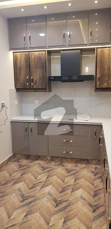 ایل ڈی اے ایوینیو ۔ بلاک ایم ایل ڈی اے ایوینیو,لاہور میں 6 کمروں کا 10 مرلہ مکان 4.15 کروڑ میں برائے فروخت۔