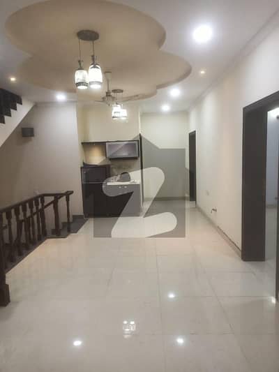 بحریہ ٹاؤن فیز 8 بحریہ ٹاؤن راولپنڈی,راولپنڈی میں 4 کمروں کا 8 مرلہ مکان 1.1 لاکھ میں کرایہ پر دستیاب ہے۔