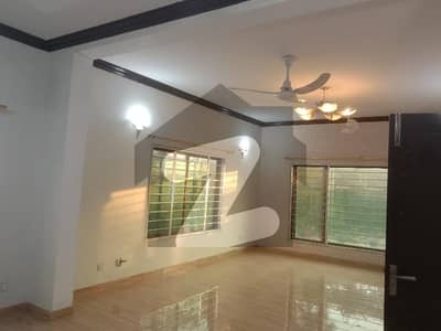 ڈی ایچ اے ڈیفینس فیز 2 ڈی ایچ اے ڈیفینس,اسلام آباد میں 6 کمروں کا 1 کنال مکان 2.8 لاکھ میں کرایہ پر دستیاب ہے۔