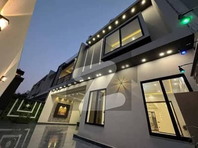 بش ایگزیکٹو ولاز ملتان میں 6 کمروں کا 10 مرلہ مکان 3.4 کروڑ میں برائے فروخت۔