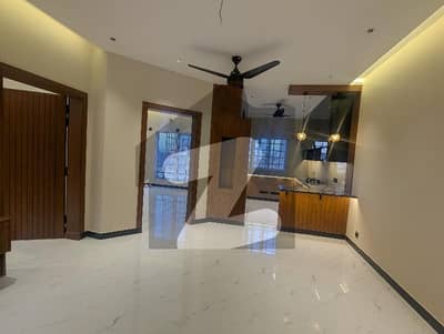 بحریہ ٹاؤن فیز 8 بحریہ ٹاؤن راولپنڈی,راولپنڈی میں 5 کمروں کا 8 مرلہ مکان 1.2 لاکھ میں کرایہ پر دستیاب ہے۔