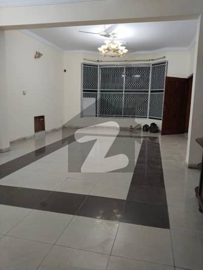 1 Kanal Lower Portion With Separate Gate At G-11 For Rent