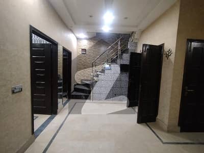 جوہر ٹاؤن فیز 2 جوہر ٹاؤن,لاہور میں 4 کمروں کا 4 مرلہ مکان 90.0 ہزار میں کرایہ پر دستیاب ہے۔