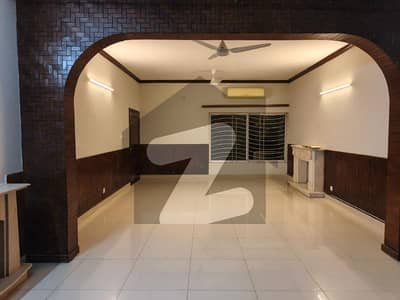 ایف ۔ 10 اسلام آباد میں 6 کمروں کا 1 کنال مکان 5.5 لاکھ میں کرایہ پر دستیاب ہے۔