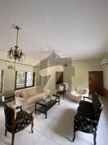 ایف ۔ 8 اسلام آباد میں 3 کمروں کا 4 کنال بالائی پورشن 3.0 لاکھ میں کرایہ پر دستیاب ہے۔