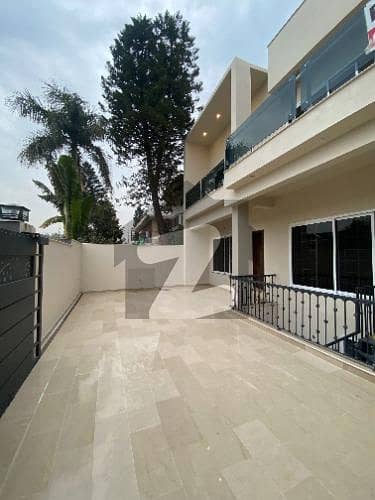 ایف ۔ 10 اسلام آباد میں 7 کمروں کا 1 کنال مکان 9.0 لاکھ میں کرایہ پر دستیاب ہے۔