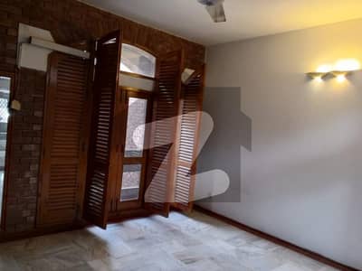 900 SQFET UPPER PORTION FOR RENT TILE FLOORING WITHOUT GAS SHORT FAMILY KY LIYA