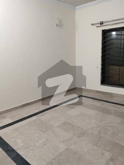 PRIME LOCATION GOOD CONDITION KANAL UPPER PORTION AVAIL FOR RENT