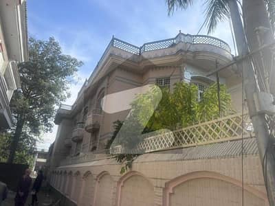 گلشن ٹاؤن جہلم میں 8 کمروں کا 1 کنال مکان 6.5 کروڑ میں برائے فروخت۔