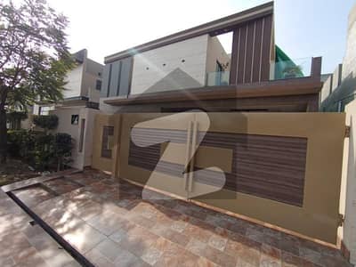 ڈی ایچ اے فیز 7 ڈیفنس (ڈی ایچ اے),لاہور میں 5 کمروں کا 1 کنال مکان 9.0 کروڑ میں برائے فروخت۔