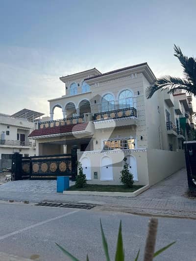 ڈی ایچ اے ڈیفینس فیز 2 ڈی ایچ اے ڈیفینس,اسلام آباد میں 5 کمروں کا 10 مرلہ مکان 7.0 کروڑ میں برائے فروخت۔