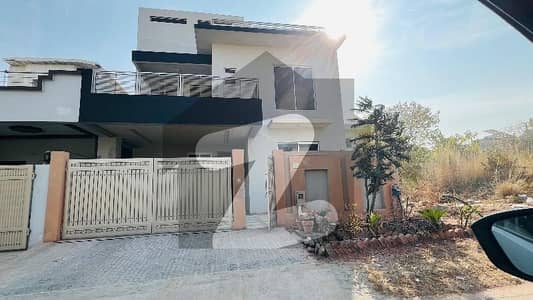 ڈی ۔ 17 اسلام آباد میں 6 کمروں کا 8 مرلہ مکان 3.2 کروڑ میں برائے فروخت۔