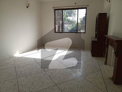 ایف ۔ 10 اسلام آباد میں 3 کمروں کا 1 کنال بالائی پورشن 1.7 لاکھ میں کرایہ پر دستیاب ہے۔