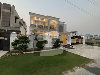 LAVISH ELEGANT TOP OF LINE BUNGALOW WITH DOUBLE HIGHT LOBBY FOR SALE IN CENTRAL PARK HOT LOCATION